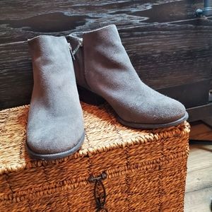 JESSICA SIMPSON  Delaine gnocchi size 10 gray suede ankleboot.